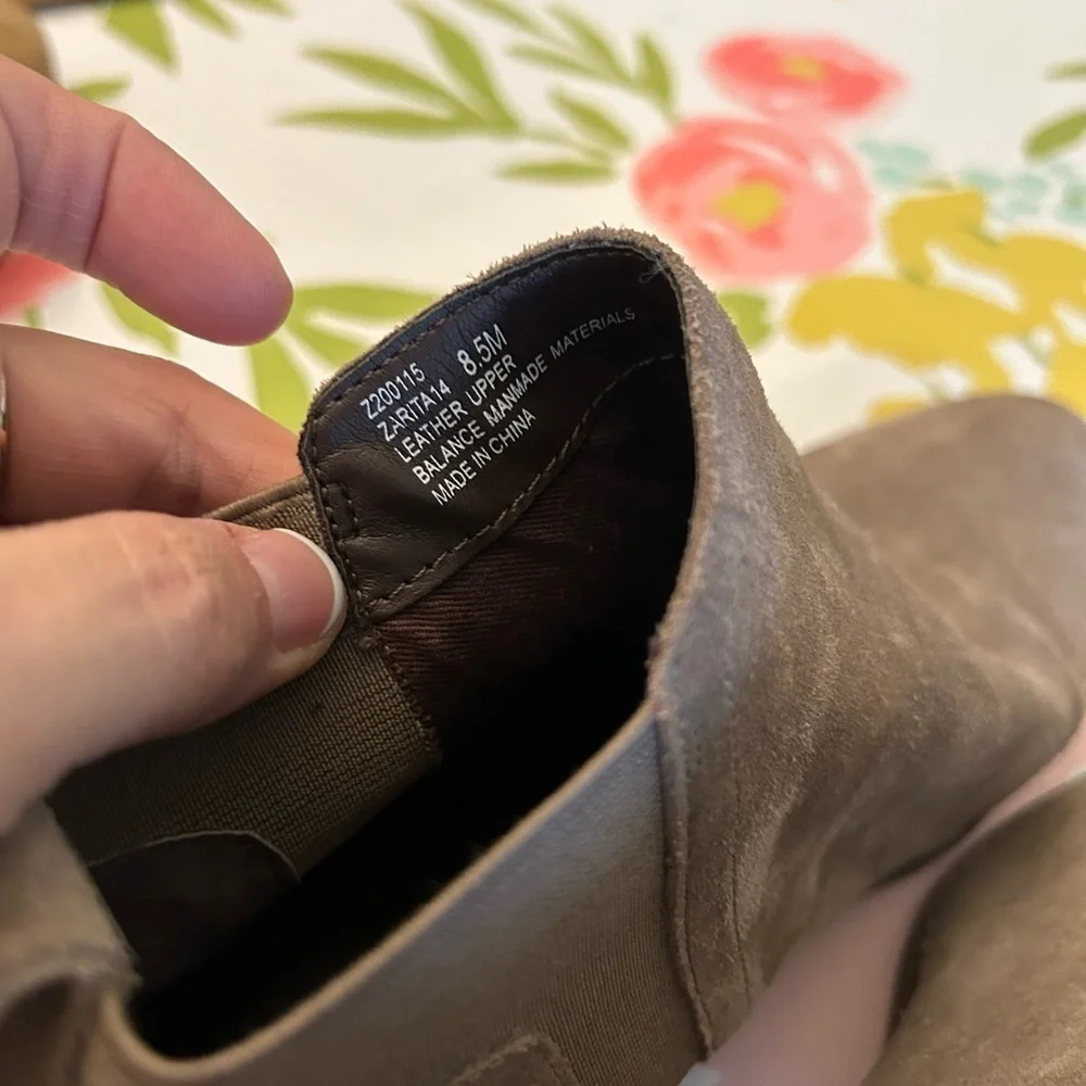 Me Too woman's Taupe SuedeZarits size 8.5 leather upper ankle heeled boots